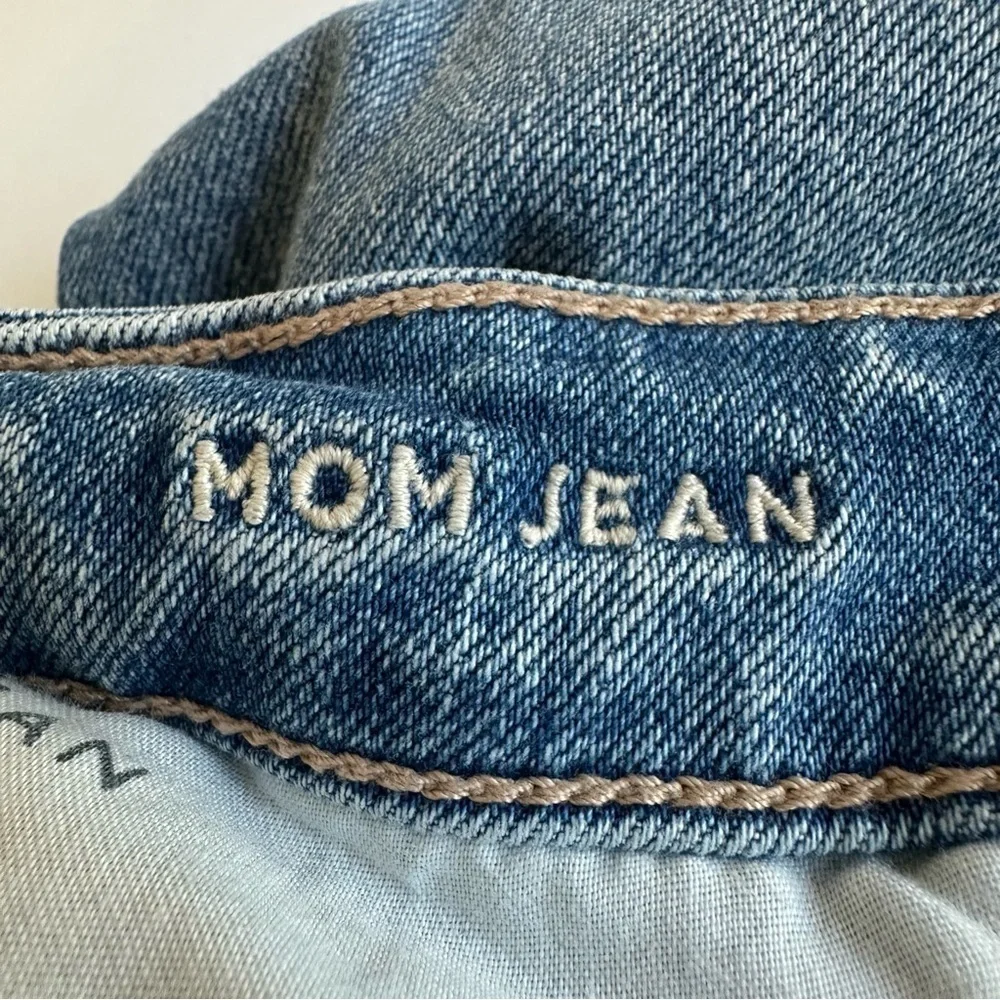 American Eagle Strigid Ripped Mom Jean Size 12 Long Medium Wash Distressed